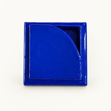 Load image into Gallery viewer, Kleurrijk, tactiel resin kunstobject FAIL Object #53 van Amy Maye Art, handgemaakt sculptuur 15x15x8 cm, foto 2