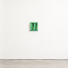 Load image into Gallery viewer, Kleurrijk, tactiel resin kunstobject FAIL Object #43 van Amy Maye Art, handgemaakt sculptuur 15x15x8 cm, foto 3
