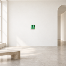 Load image into Gallery viewer, Kleurrijk, tactiel resin kunstobject FAIL Object #43 van Amy Maye Art, handgemaakt sculptuur 15x15x8 cm, foto 2
